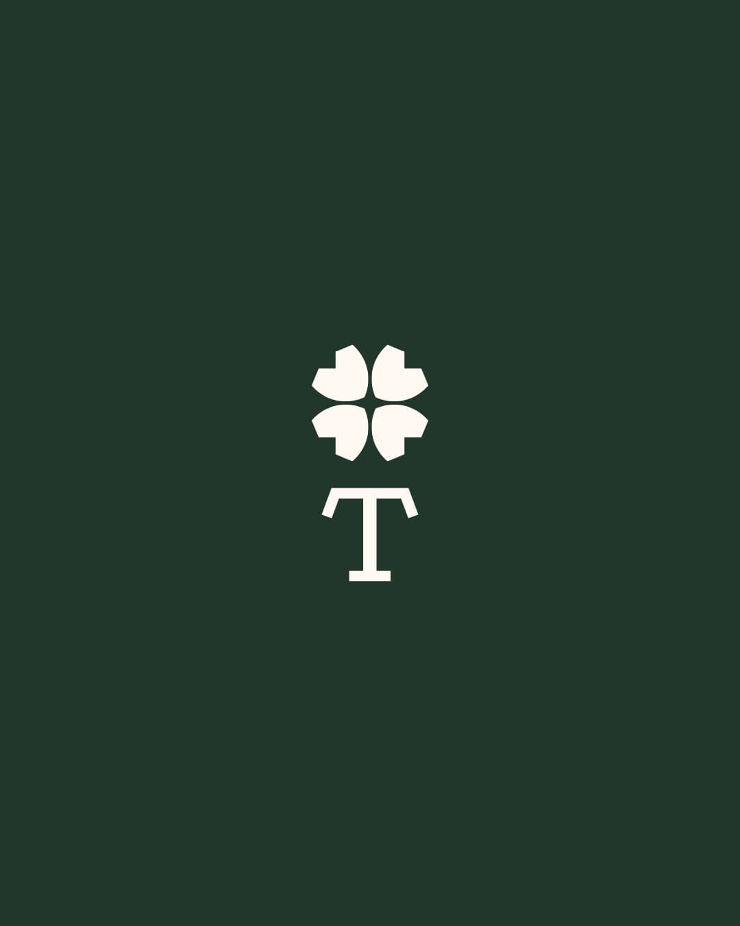 Symbole Treffel ivoire sur fond vert forêt : un trèfle stylisé au-dessus d’un T à empattements.
