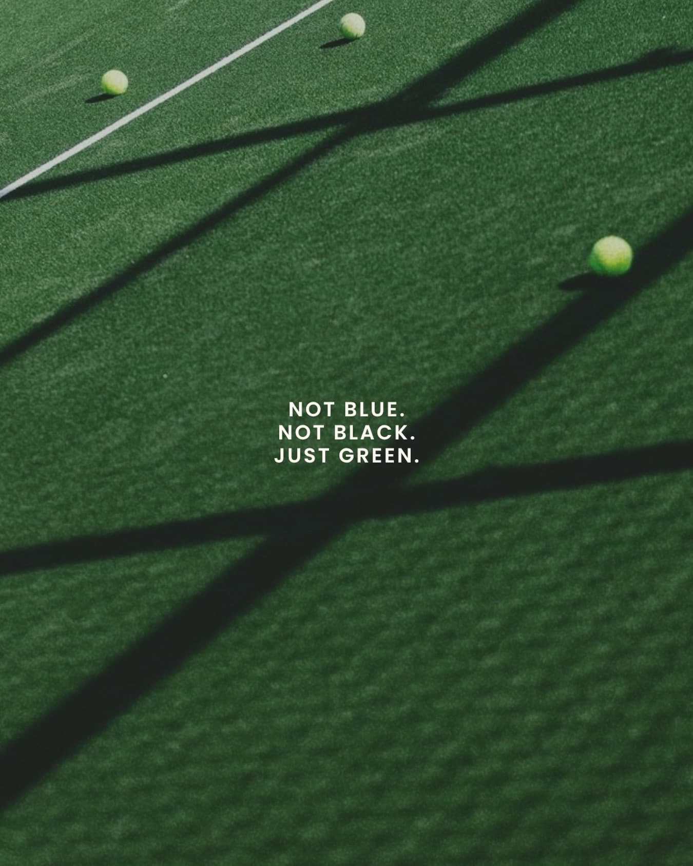 Terrain de padel vert vu en plongée, trois balles jaunes et de longues ombres croisées, avec l’inscription « Not blue. Not black. Just green. »