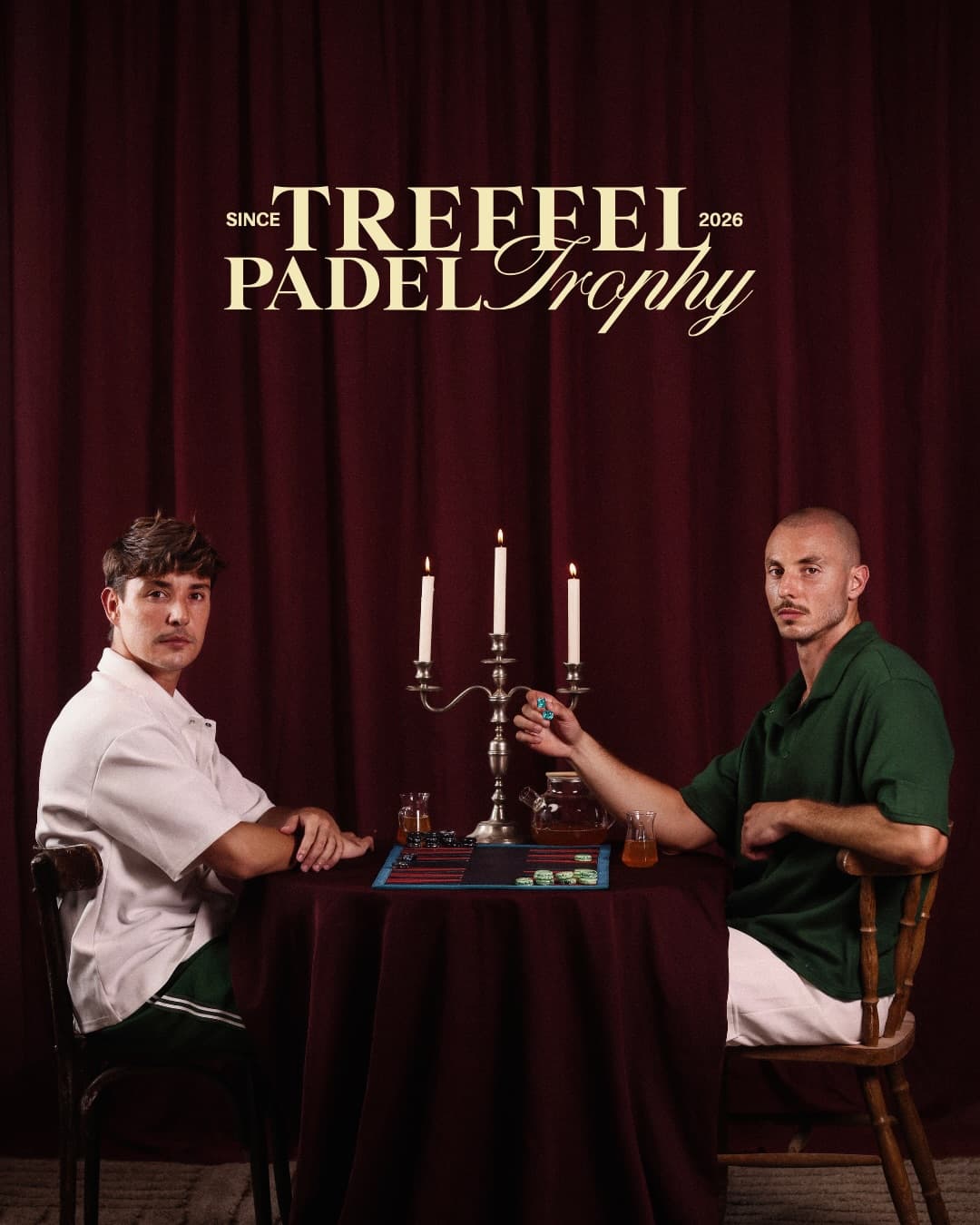 Affiche du Treffel Padel Trophy : deux hommes attablés devant un rideau bordeaux, un chandelier à trois bougies, des verres de thé et un plateau de backgammon, sous le titre « Treffel Padel Trophy » encadré des mentions « Since » et « 2026 ».
